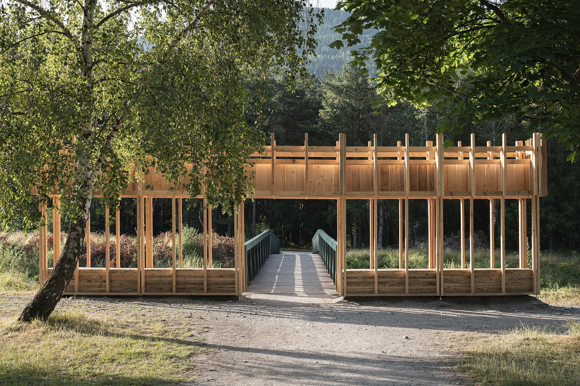 Vue frontale du projet depuis le centre nautique de Bourg-Saint-Maurice. Le projet encadre l'accès à la passerelle traversant le Versoyen permettant d'accéder au parc