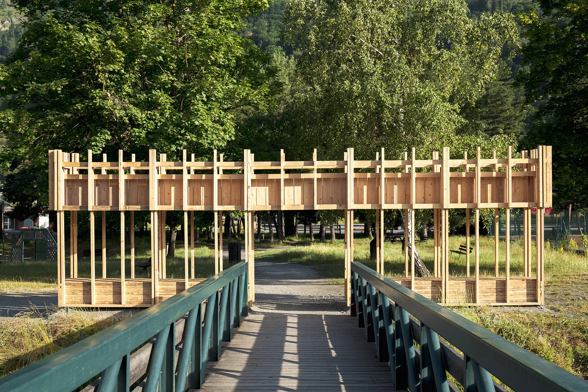 Vue frontale du projet depuis le parc des marais de Bourg-Saint-Maurice. Le projet encadre l'accès à la passerelle traversant le Versoyen