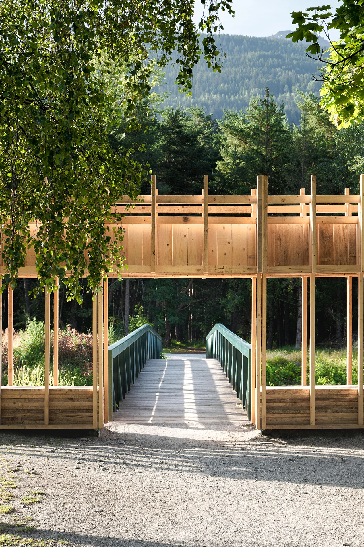 Vue frontale du projet depuis le centre nautique de Bourg-Saint-Maurice. Le projet encadre l'accès à la passerelle traversant le Versoyen permettant d'accéder au parc