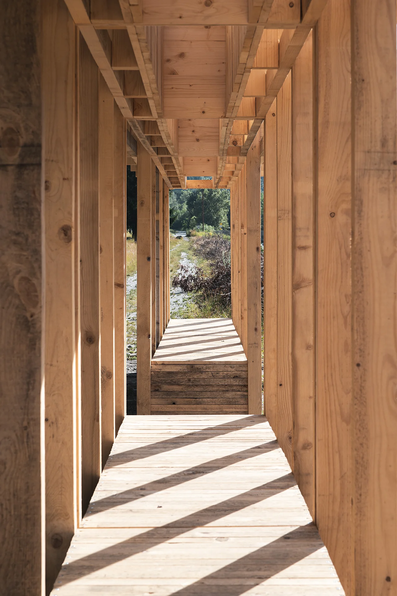 Intérieur du projet, assise servant de poids pour le maintien de la structure, vue de la faille cachée en sous-face