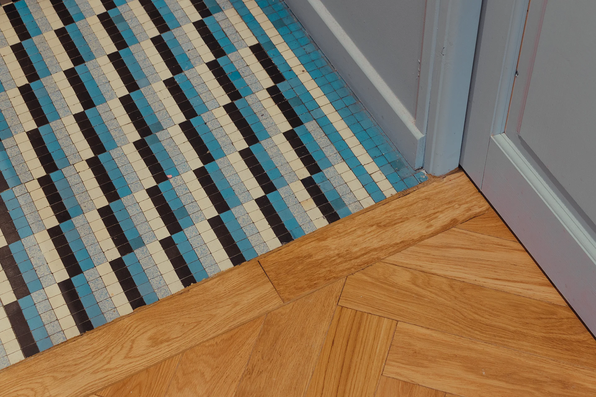 Détail du sol avec conservation du carrelage en petits carreaux et sa confrontation avec le nouveau parquet en pointes de Hongrie