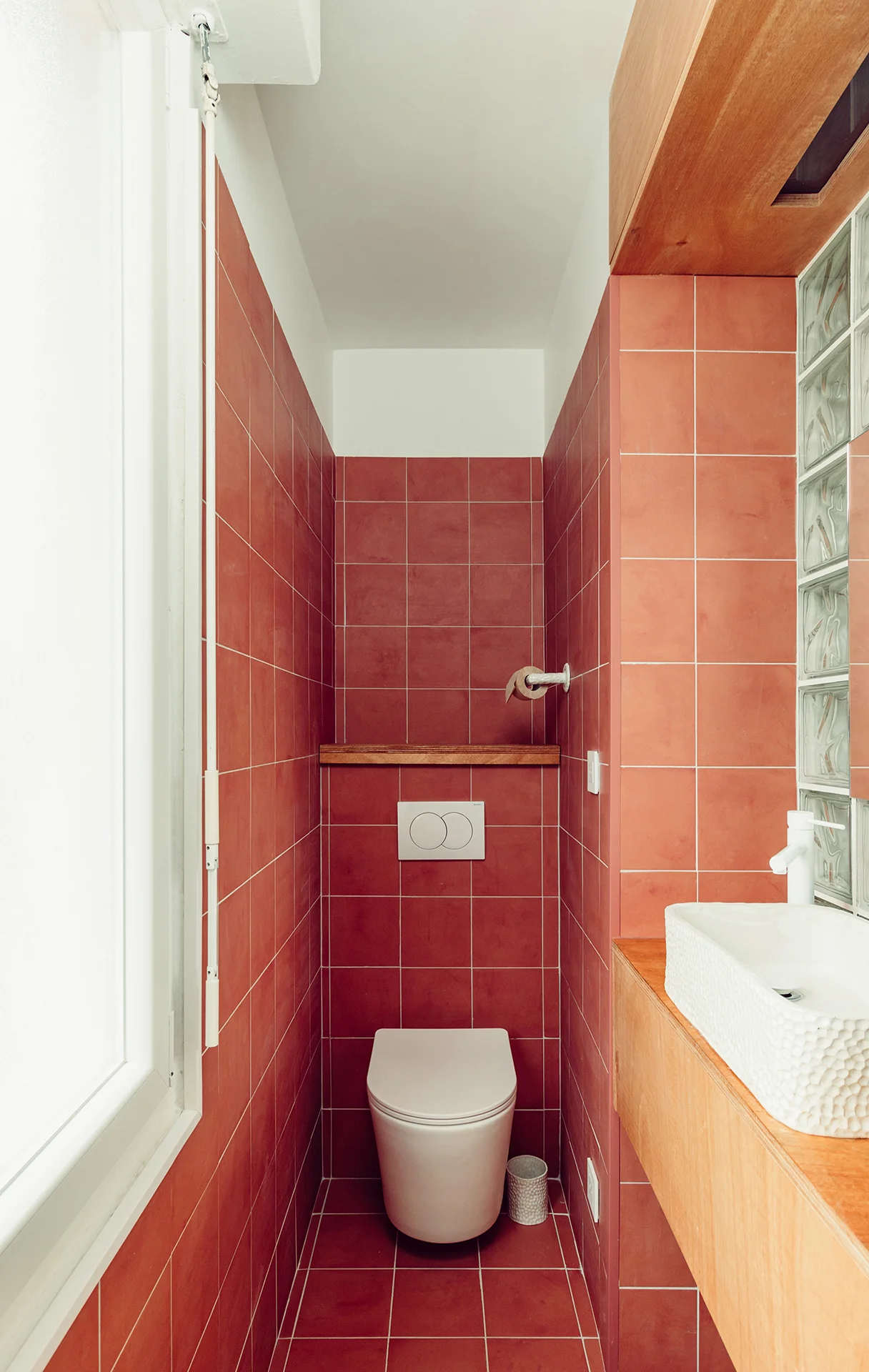 Partie toilettes, articulation avec le meuble vasque, dérouleur de papier WC, porte-brosse WC et vasque du céramiste Hugo Gomez (DTR)