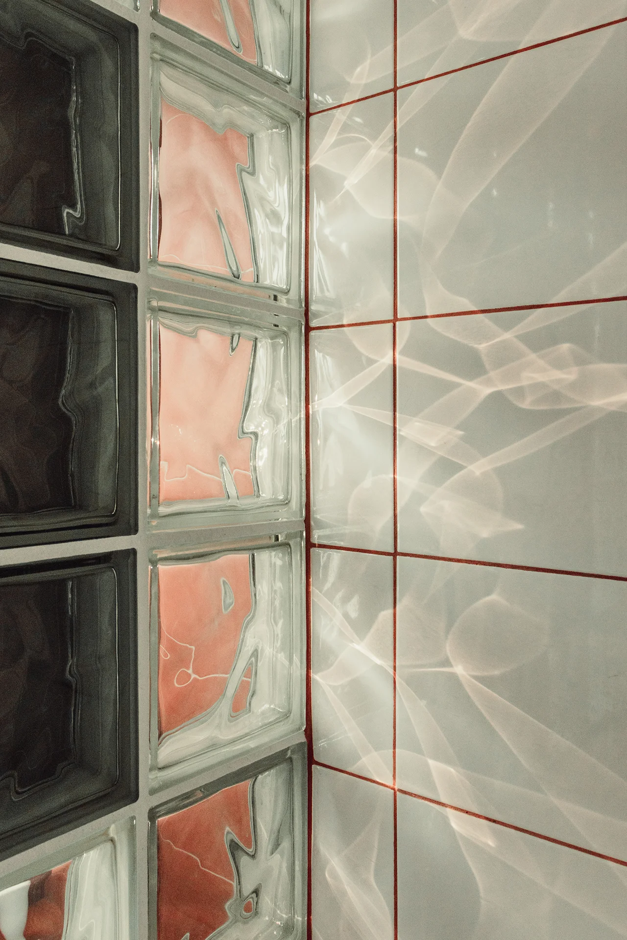 Effets lumineux des pavés de verre sur la partie douche